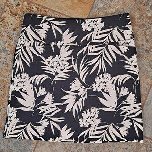 S.C.&Co. Size Medium Black White Skort Floral Leaves Pull On Style Front Pockets